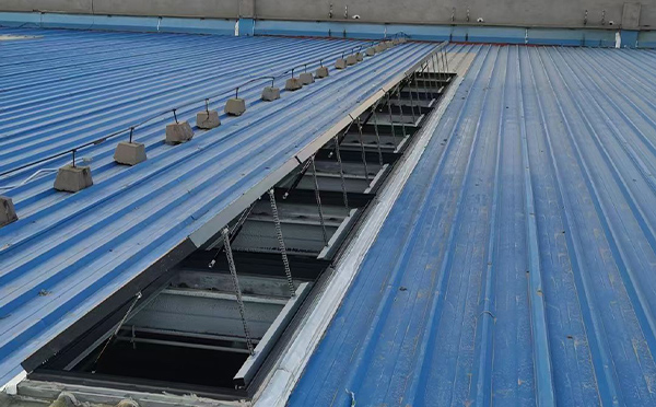 某城市大型商业综合体中庭新和排烟窗工程