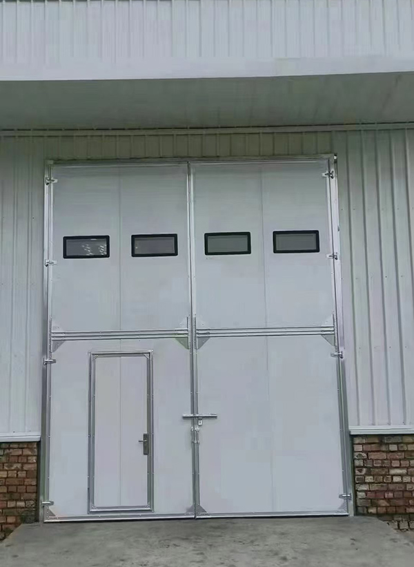 新和工业门在设备装配车间出入口的实施记录